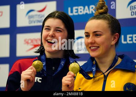 Andrea Spendolini Sirieix (links) und Lois Toulson feiern mit ihren Goldmedaillen, nachdem sie am ersten Tag des British National Diving Cup im Royal Commonwealth Pool in Edinburgh den „Women's 10m Synchro“-Wettbewerb gewonnen haben. Foto: Donnerstag, 2. Februar 2023. Stockfoto