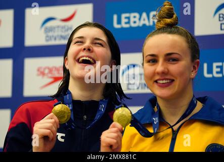 Andrea Spendolini Sirieix (links) und Lois Toulson feiern mit ihren Goldmedaillen, nachdem sie am ersten Tag des British National Diving Cup im Royal Commonwealth Pool in Edinburgh den „Women's 10m Synchro“-Wettbewerb gewonnen haben. Foto: Donnerstag, 2. Februar 2023. Stockfoto