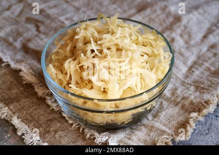 Sauerkraut oder fermentierter Kohl in einer Glasschüssel Stockfoto