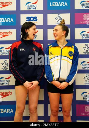 Andrea Spendolini Sirieix (links) und Lois Toulson feiern auf dem Podium, nachdem sie am ersten Tag des British National Diving Cup im Royal Commonwealth Pool in Edinburgh den „Women's 10m Synchro“-Wettbewerb gewonnen haben. Foto: Donnerstag, 2. Februar 2023. Stockfoto