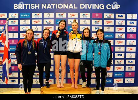 Von links nach rechts, Robyn Birch, Emily Martin, Andrea Spendolini Sirieix, Lois Toulson, Ellen Gillespie und Libby Duke auf dem Podium mit ihren Medaillen nach dem Synchronwettbewerb der Frauen 10m am ersten Tag des British National Diving Cup im Royal Commonwealth Pool in Edinburgh. Foto: Donnerstag, 2. Februar 2023. Stockfoto