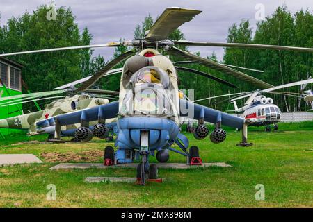 MoscowRussia; Juni 26 2019: MIL Mi-24 V, sowjetische Luftwaffe-Hubschrauberpistole, ausgestellt im russischen Flugzeugmuseum Stockfoto