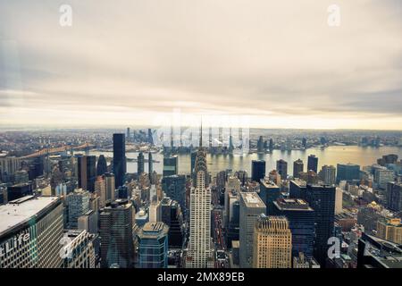 New York, NY, USA - Januar 2023: New York Sky Line, Blick von der Spitze eines Gebäudes Stockfoto