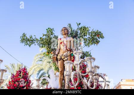 Thron oder Plattform des paso des Schutzpatrons St. Sebastian (San Sebastian) in Prozession durch die Straßen der Stadt Huelva Stockfoto