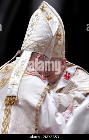 Vatikanstadt, Vatikan, 6. Januar 2013. Papst Benedikt XVI. Ernennt seinen persönlichen Sekretär Georg Gaenswein zum Bischof während der Epiphaniemesse Stockfoto