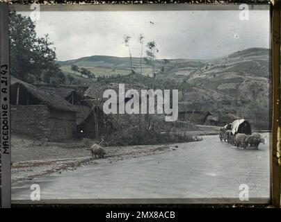 Opinza (heute Openica), Mazedonien am Fluss mit den Panzern, die die ...