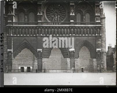 Paris (4. Arr.), Frankreich Portale von Notre-Dame de Paris, geschützt gegen Bombenangriffe, Stockfoto