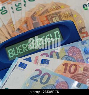 Taschenrechner mit dem Wort „Bürgergeld“ auf dem Display, Übersetzung „Bürgergeld“ Stockfoto