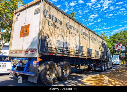 Puerto Escondido Oaxaca Mexiko 27. Januar 2023 verschiedene mexikanische Corona Bier LKWs Frachttransporter Lieferwagen in Puerto Escondido Zicatela Oaxaca Stockfoto