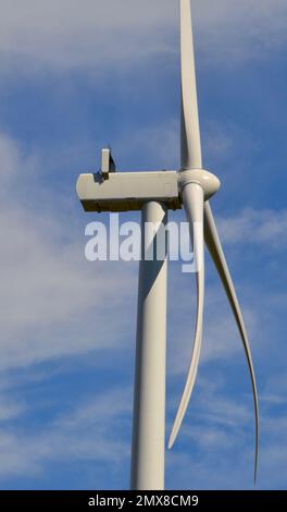Windturbinentechnologie in der Nahaufnahme, die Motortechnologie und Rotorblätter zeigt, die alternative Energie oder Energie für das Netz erzeugen Stockfoto