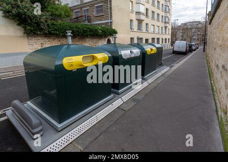 Abfallverwertung und Sortierbehälter für das Recycling von Verpackungen und Pappe sowie Glasgegenständen in einer Straße in Paris, Frankreich Stockfoto