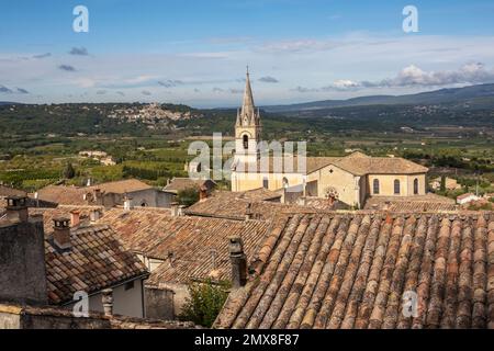 Frankreich, das Dorf Bonnieux in Luberon, die Kirche, das Dorf Lacoste in der Ferne Stockfoto
