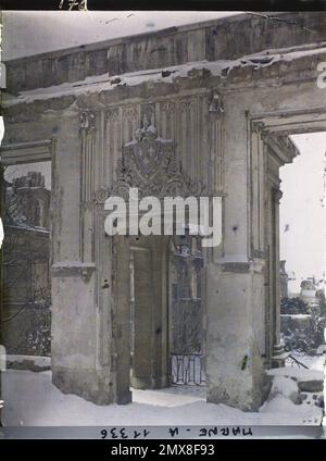 Reims, Marne, Champagner, französischer Eingang zur Ruine Roin Hall, ehemaliger Erzbischof (derzeitiger Tau-Palast), 1917 - Marne - Fernand Cuville (fotografischer Teil der Armeen) Stockfoto