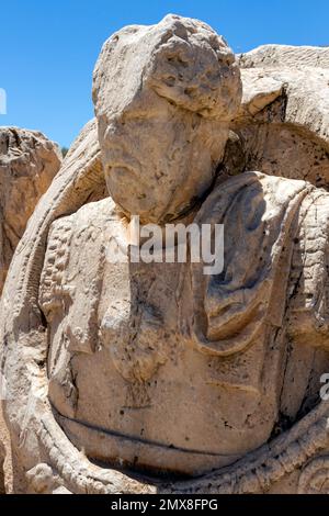 Büste eines römischen Kaisers an der archäologischen Stätte von Eleusis, Griechenland, möglicherweise von Marcus Aurel. Eleusis ist die Kulturhauptstadt Europas 2023. Stockfoto