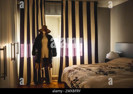 Schaufensterpuppe im Zimmer Stockfoto
