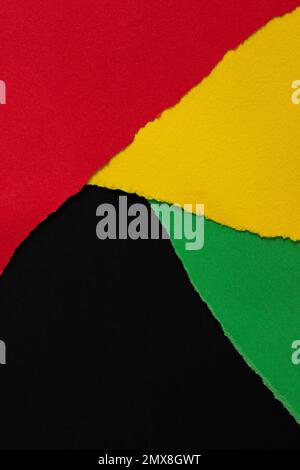 Abstrakter geometrischer schwarzer, roter, gelber, grüner Papierhintergrund. Zerrissene Papier Collage Komposition Stockfoto