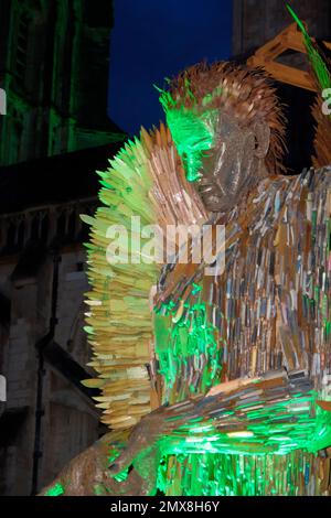 Gloucester, Großbritannien. 2. Februar 2023. Knife Angel ist eine 27 Meter hohe Skulptur aus Messern, die von nationalen Polizeikräften konfisziert wurden. Der Engel befindet sich außerhalb der berühmten Kathedrale von Gloucester als Teil einer nationalen Tour, die das Bewusstsein für Messerkriminalität schärft. Der von der Bildhauerin Alfie Bradley entworfene Engel zeigt die Notwendigkeit sozialer Veränderungen und dient als Gedenkstätte für die Gewalttätigen. Kredit: JMF News/Alamy Live News Stockfoto