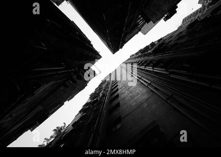 Schwarz-weiß abstrakter Flachwinkel-Blick auf leere Apartmenthäuser in Hong Kong. Stockfoto