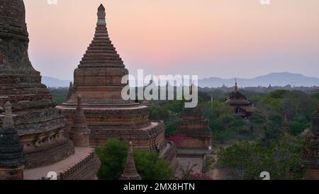 Blick auf die antiken buddhistischen Tempel in Bagan bei Sonnenuntergang. Stockfoto