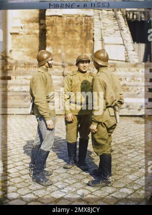 Reims, Marne, Champagner, Frankreich Russische Soldaten auf dem Vorplatz der Kathedrale , 1917 - Marne - Fernand Cuville (fotografischer Teil der Armeen) Stockfoto