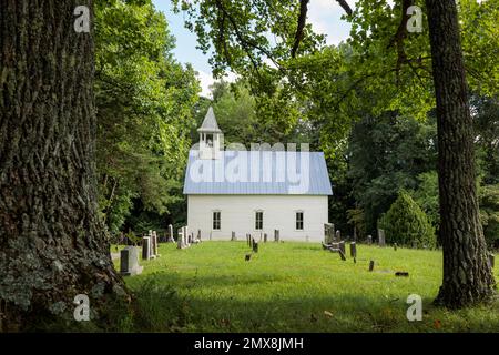Historische Methodistenkirche und umgebender Friedhof in Cades Cove, Great Smoky Mountains National Park, Tennessee, USA. Stockfoto