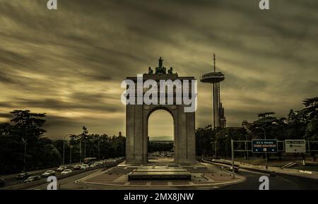 Sepia-Farbfoto des Victory Arch (Arco de la Victoria), Madrid, Spanien Stockfoto