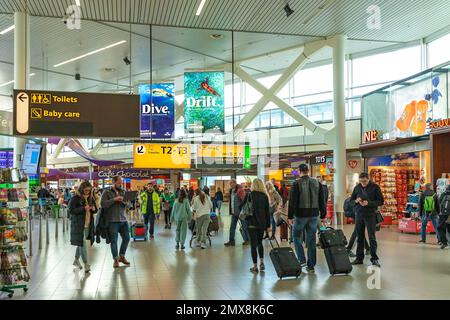 Innenausstattung des Amsterdamer Flughafens Schiphol, Niederlande. Insider Duty-Free. Flughafenleben. Stockfoto