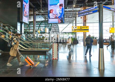 Innenausstattung des Amsterdamer Flughafens Schiphol, Niederlande. Insider Duty-Free. Flughafenleben. Stockfoto