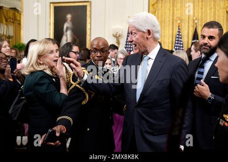 Washington, USA, 2. Februar 2023. Der ehemalige US-Präsident Bill Clinton verlässt sich nach einer Veranstaltung zum 30. Jahrestag des Family and Medical Leave Act im Weißen Haus in Washington am 2. Februar 2023. Foto: Yuri Gripas/ABACAPRESS.COM Stockfoto