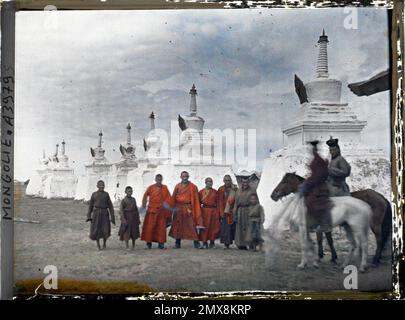 Ourga, Mongolei Eine Gruppe von Lamas in der Nähe der Stupa-Linie am Rand des Klosterviertels Gandan , 1913 - Mongolei - Stéphane Passet - (6.-25. Juli) Stockfoto