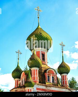 Kuppeln der Kathedrale des Wladimirs Ikone der Mutter Gottes in der Stadt Pereslavl-Zalessky Stockfoto