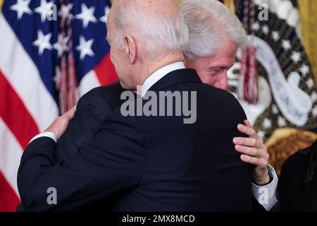 Washington, USA. 02. Februar 2023. Der ehemalige Präsident Bill Clinton umarmt die USA Präsident Joe Biden bei einer Veranstaltung anlässlich des 30. Jahrestags des Family and Medical Leave Act im Osten des Weißen Hauses in Washington, DC, am 2. Februar 2023. (Foto: Oliver Contreras/Sipa USA) Guthaben: SIPA USA/Alamy Live News Stockfoto