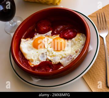 Spiegeleier mit Chorizo und Tomatenpaste in der Pfanne Stockfoto