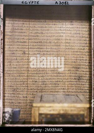 Kairo, Ägypten, Afrika Holztafel mit Hieratikschriften im Ägyptischen Museum , 1914 - Ägypten - Auguste Léon - (Januar - Februar) Stockfoto