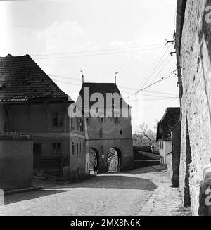 Sighisoara, Mures County, Rumänien, ca. 1975. Der Schneider-Turm aus dem 14. Jahrhundert, Teil der mittelalterlichen Befestigungsanlagen der Stadt. Stockfoto