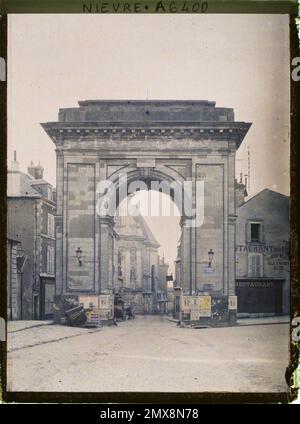 Nevers, Frankreich Porte de Paris und Kirche Saint-Pierre , 1911 - Zentrum von Frankreich Auvergne Bourgogne - Auguste Léon - (Juli 17 - August 6) Stockfoto