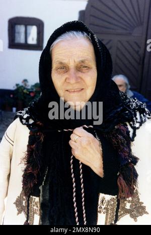 Poiana Sibiului, Kreis Sibiu, Rumänien, 2000. Einheimische Frau, die im Winter traditionelle Schafskleidung ("Cojoc") trägt. Stockfoto