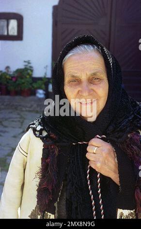 Poiana Sibiului, Kreis Sibiu, Rumänien, 2000. Einheimische Frau, die im Winter traditionelle Schafskleidung ("Cojoc") trägt. Stockfoto