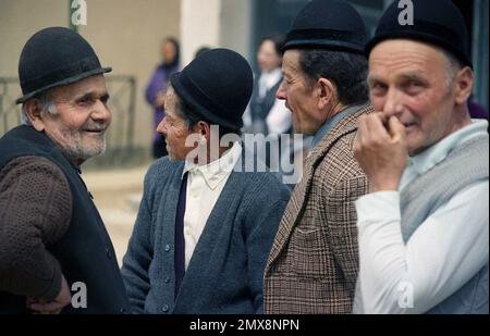 Sibiu County, Rumänien, ca. 1999. Ältere Männer hängen auf der Straße rum. Stockfoto