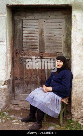 Ältere Frau vor ihrem Haus in Sibiu County, Rumänien, ca. 1999 Stockfoto