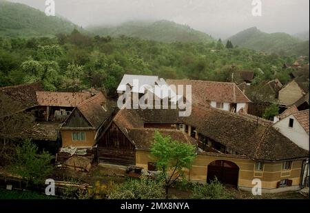 Sibiu County, Rumänien, ca. 1999. Typische sächsische Anwesen in einem Dorf, mit großem Tor, das zu einem Innenhof, Haus und Nebengebäuden führt. Stockfoto