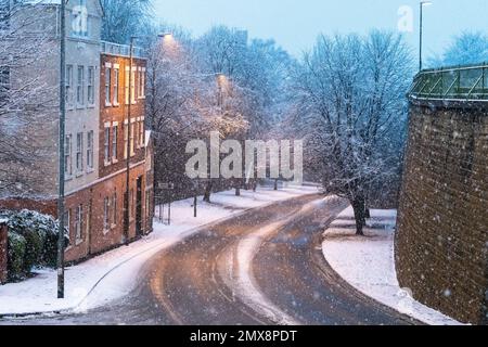 Mill Street, Leck im Schnee Stockfoto