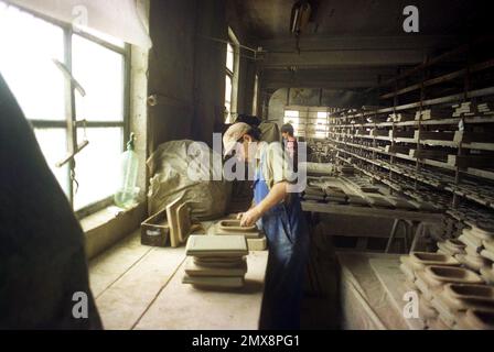 Medias, Sibiu County, Rumänien, ca. 2000. Arbeiter, die Terrakottafliesen in der Fabrik „Teracota Medias“ herstellen. Stockfoto