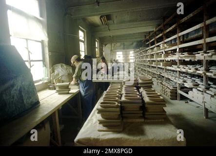 Medias, Sibiu County, Rumänien, ca. 2000. Arbeiter, die Terrakottafliesen in der Fabrik „Teracota Medias“ herstellen. Stockfoto