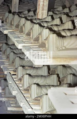 Medias, Sibiu County, Rumänien, ca. 2000. Tonfliesen vor den Verglasungs- und Malertreppen in der „Teracota Medias“-Fabrik. Stockfoto