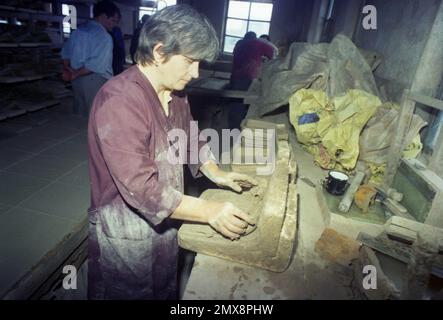 Medias, Sibiu County, Rumänien, ca. 2000. Arbeiter, die Terrakottafliesen in der Fabrik „Teracota Medias“ herstellen. Stockfoto