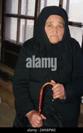 Porträt einer älteren Witwe im Kreis Sibiu, Rumänien, ca. 1999 Stockfoto