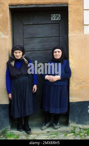 Ältere Frauen in Sibiu County, Rumänien, ca. 1999 Stockfoto