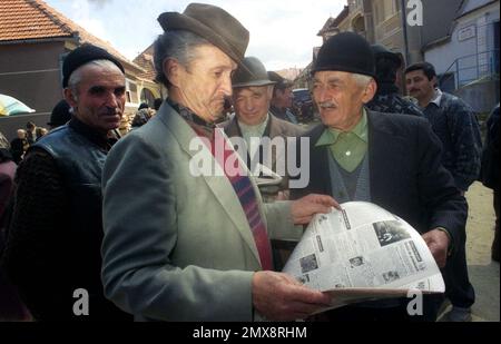 Sibiu County, Rumänien, ca. 1999. Ältere Männer diskutieren die Nachrichten auf der Straße. Stockfoto