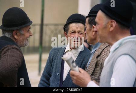 Sibiu County, Rumänien, ca. 1999. Ältere Männer, die auf der Straße rumhängen, die traditionellen Wollhüte tragen. Stockfoto